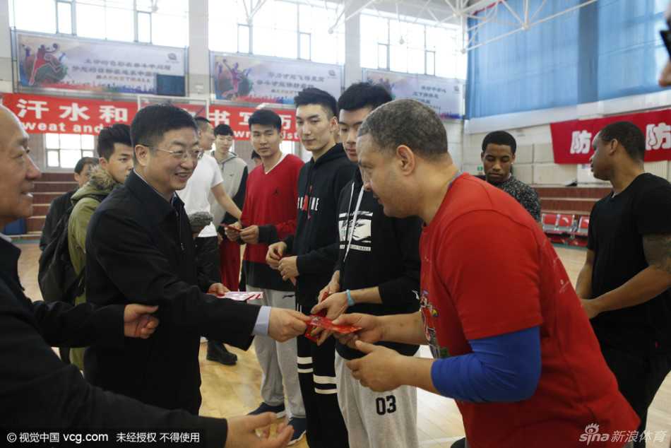 训练场上，女篮队员们围拢在领导身旁认真聆听，后排高大的队员即使穿着训练服也难掩飒爽英姿，眼中闪烁着对胜利的渴望