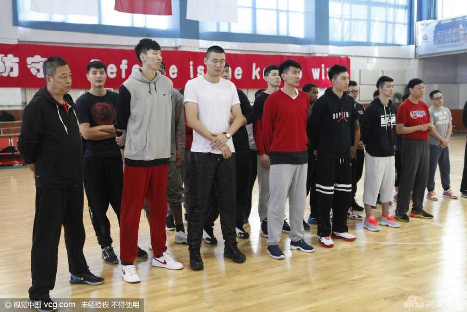 俯瞰整个训练馆，红色的横幅下是整齐的队伍，领导与全体教练员、球员的大合影定格住了丙申猴年春节前夕这个充满力量与温情的瞬间