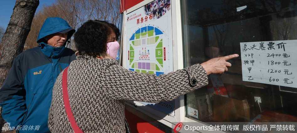 辽宁队的铁杆球迷们手持助威棒，脸上涂着油彩，即便在比赛结束后依然聚集在场馆外不愿离去，他们高喊着球员的名字，用最热烈的方式表达着对家乡球队不离不弃的支持