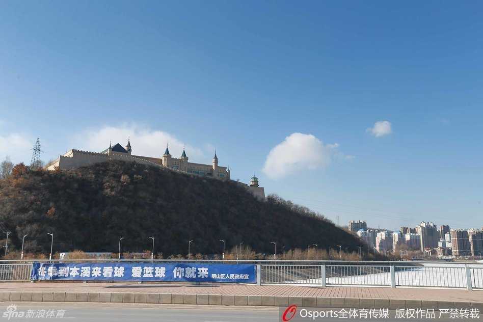 比赛结束后，球迷们有序地走出体育馆，夜色中有人兴奋地挥舞着围巾，有人还在与同伴热烈地讨论着刚才的精彩进球，远处城市灯火阑珊，映照着他们意犹未尽的脸庞