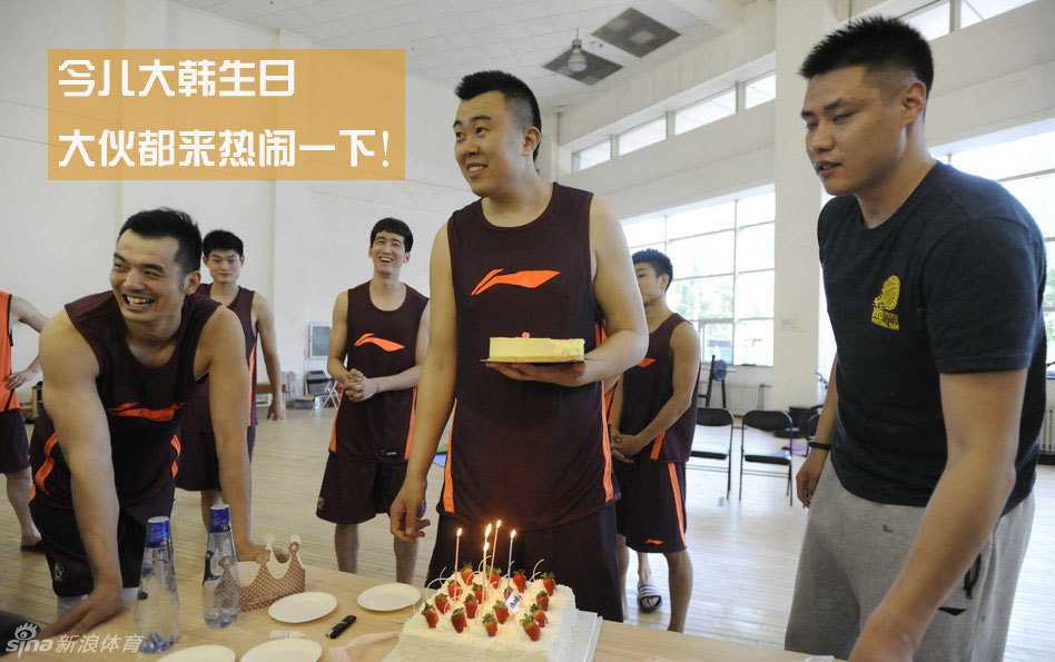 寿星韩德君在众人围绕下，眼神带着笑意盯着即将被拍的蛋糕，脸上写满了‘是祸躲不过’的无奈与期待