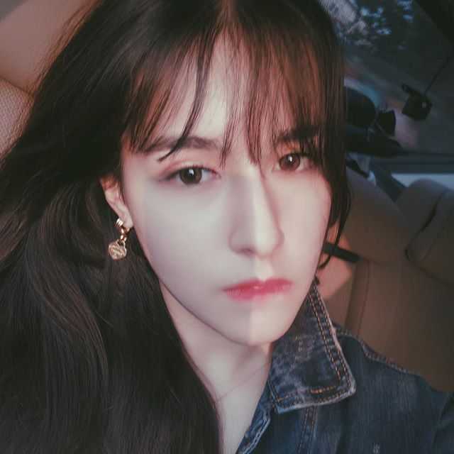 小时候的阿迪娜与哥哥阿尔斯兰同框，兄妹俩穿着厚实的冬装，哥哥眼神中带着对妹妹的宠溺，妹妹则乖巧地站在一旁，画面温馨有爱。