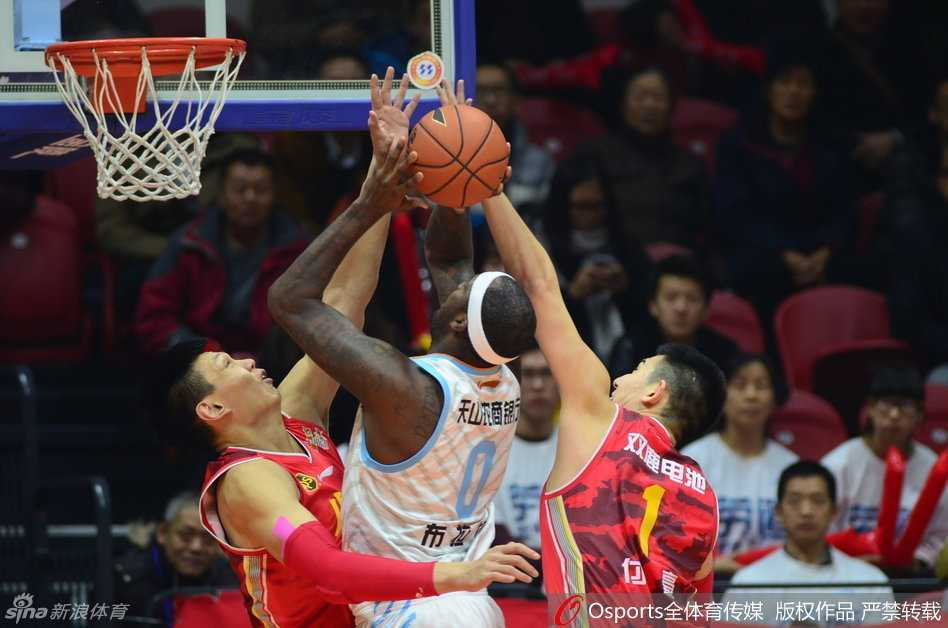 新疆女篮主帅展淑萍目不转睛地关注着比赛，她的视线焦点正是场上作为八一队内线脊梁的儿子付豪。