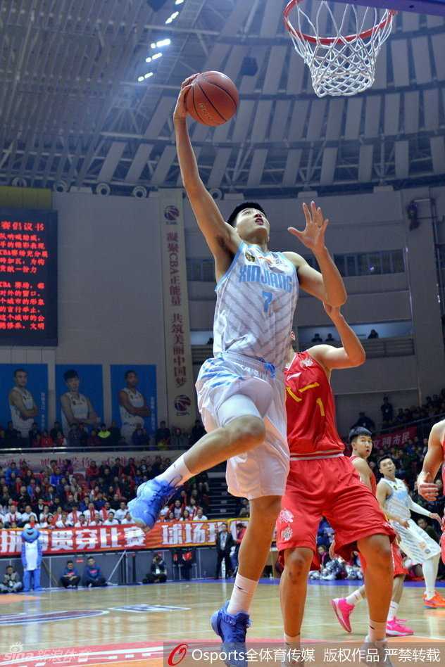 新疆队外援布莱切利用敦实的身躯在八一队内线背身强打，他侧身观察队友走位，随时准备进攻或分球。