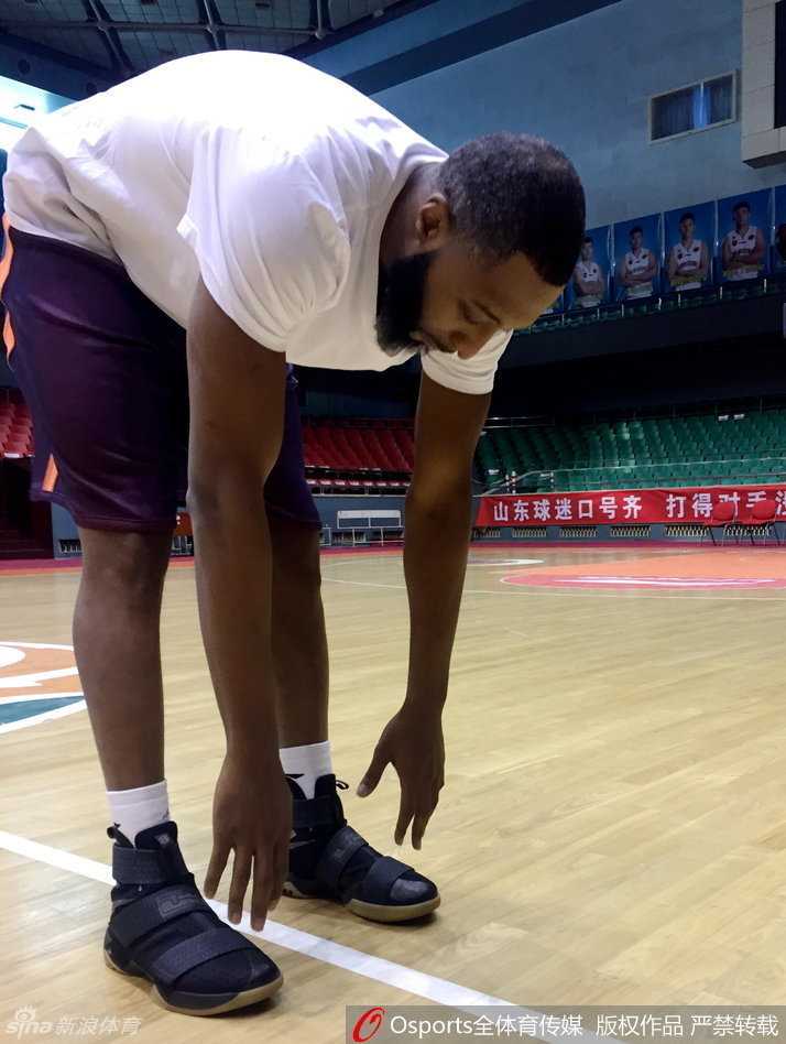 助理教练在场边对普莱斯进行战术指导，普莱斯认真倾听并不时点头，加速消化球队的攻防体系