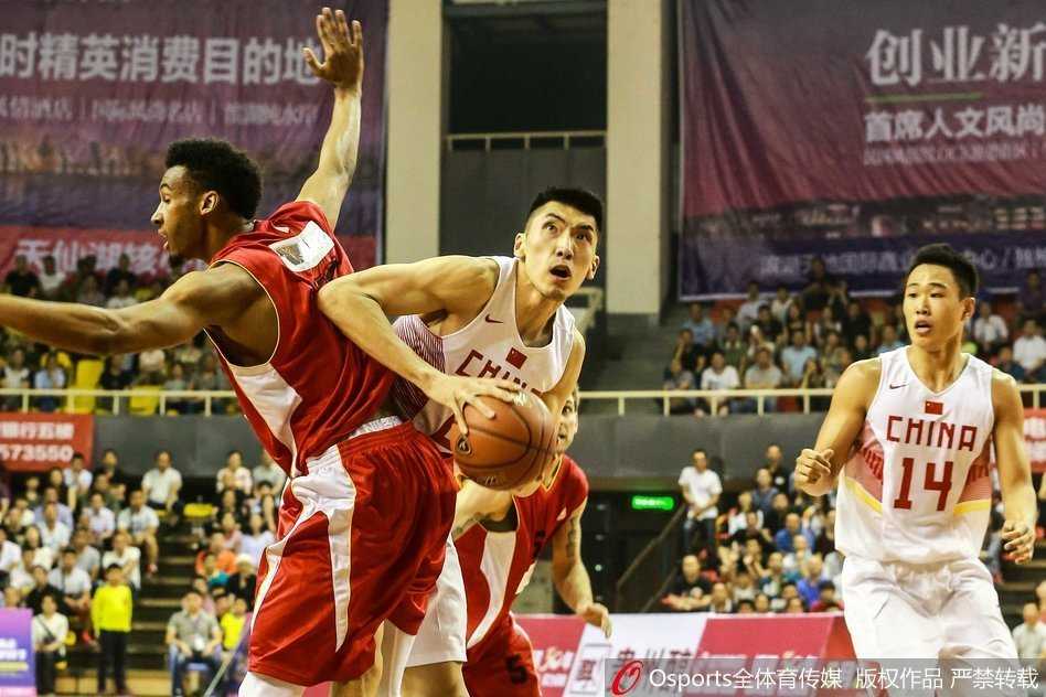 几名国奥队员在场上进行赛前拉伸，表情专注，为即将到来的激战做着最后的准备。