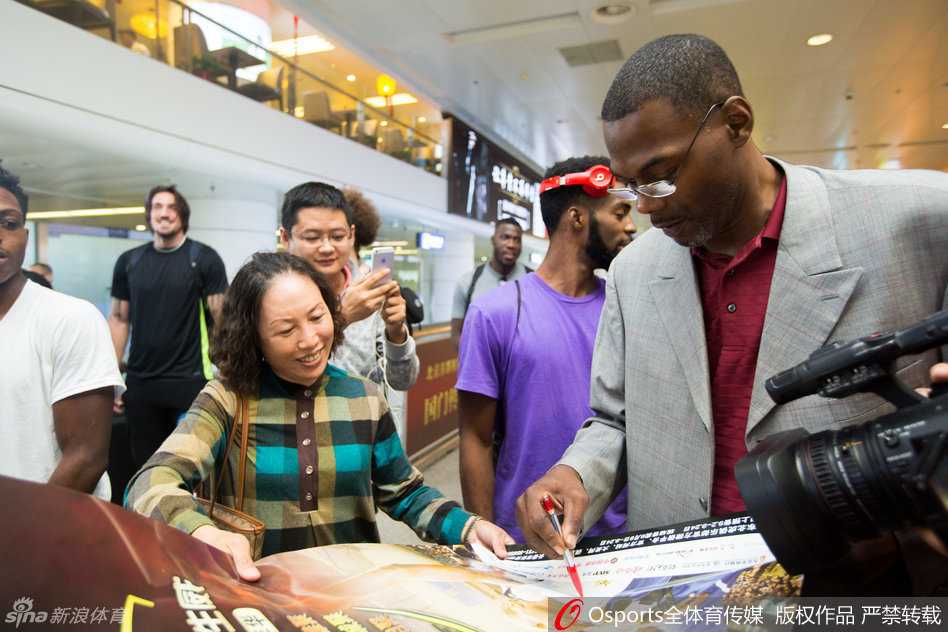 在机场大厅，罗德与一位白发苍苍的老球迷紧紧握手，两人相视而笑，眼神中流露出跨越多年的老友般的默契与深情。