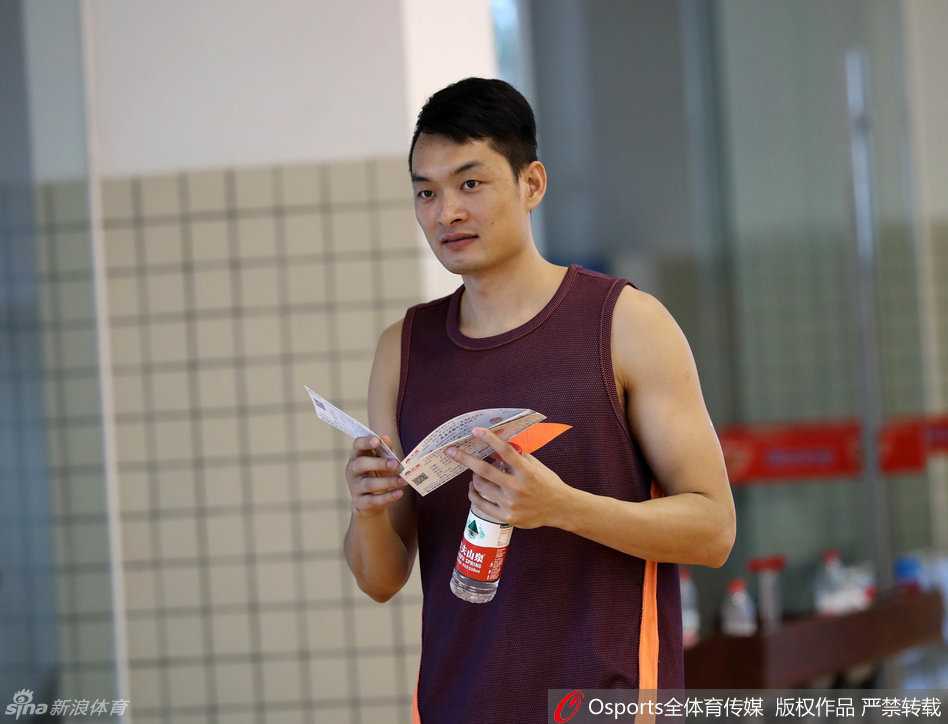 训练镜头捕捉到了陈江华的面部特写，汗水浸湿了他的头发，眉宇间锁着浓浓的倦意，这位曾以速度惊艳世界的追风少年，正在与时间及伤病进行着一场无声的拉锯战。