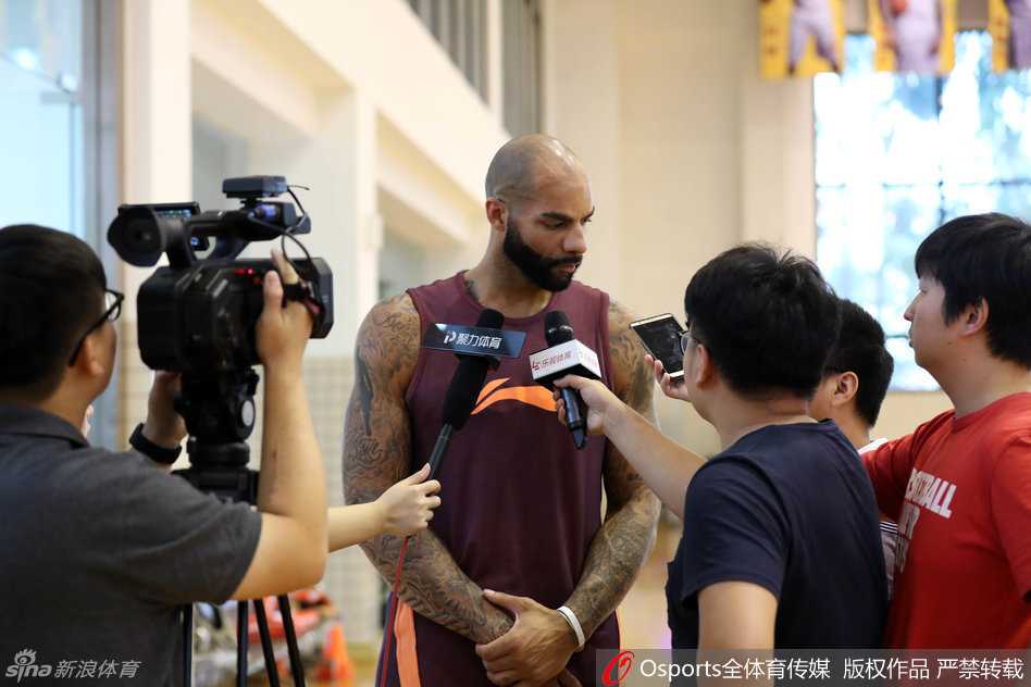 布泽尔在训练场边停下脚步，认真回答着记者提问，他的眼神中流露出一种见惯大风大浪的从容，作为曾经的姚明宿敌，此刻他更愿意将自己的经验化作言语，帮助球队前行。