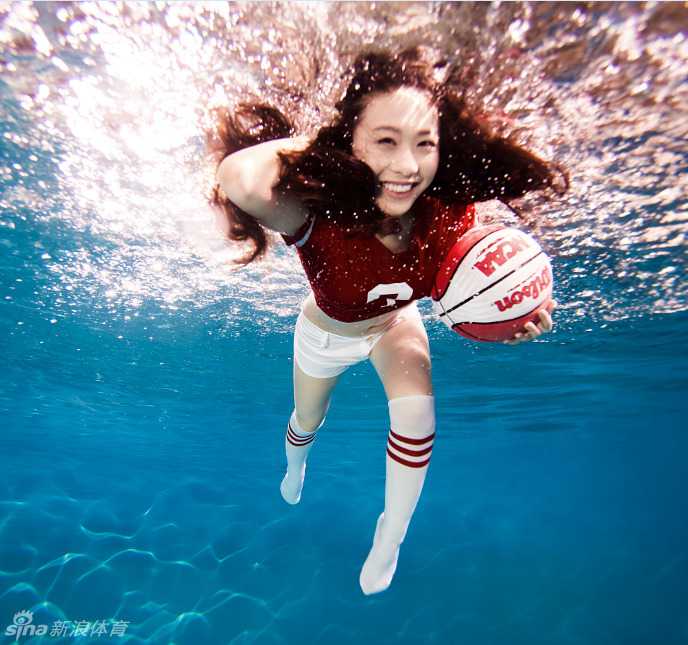 水下光影迷离，晓宁身姿曼妙，仿佛深海精灵