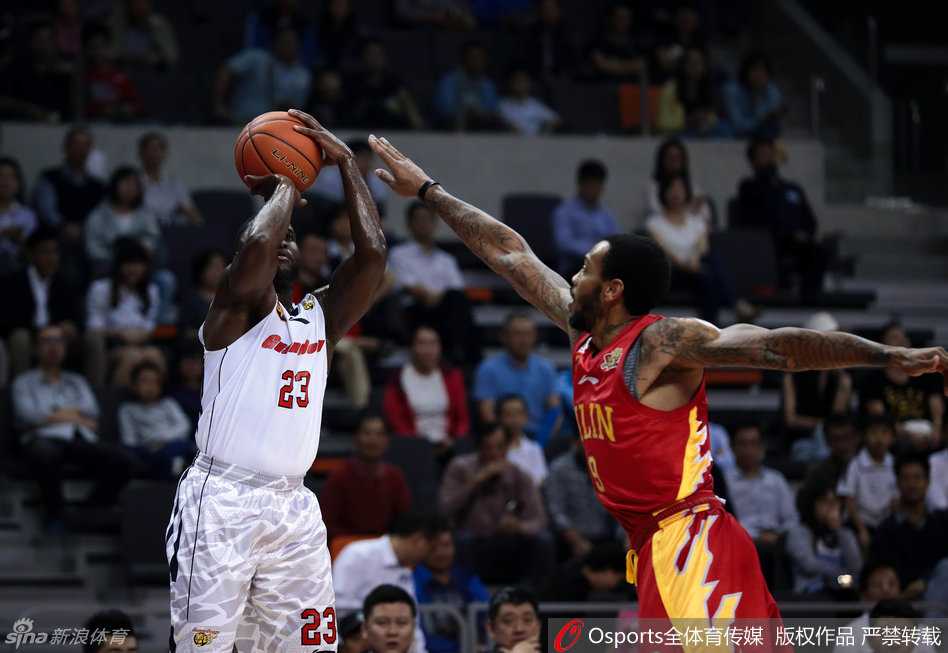 董瀚麟如猛虎下山般跃起，以一记势大力沉的单手劈扣撕裂吉林队防线，引爆全场激情。