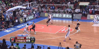哈达迪张开双臂如同巨灵神一般，在辽宁队的禁区内只手遮天，连续点抢篮板，最终用一记势大力沉的补扣，将球狠狠砸进篮筐，宣告着他对这片区域的绝对统治。