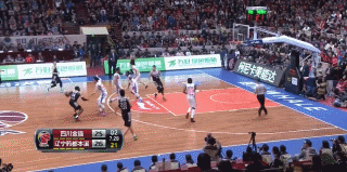 哈里斯在罚球线附近得球，面对防守人他冷静地做出一个投篮假动作，随即干拔而起，篮球打板入筐，这记充满节奏感的急停跳投，彰显了老将哈里斯的万花筒般进攻技巧。