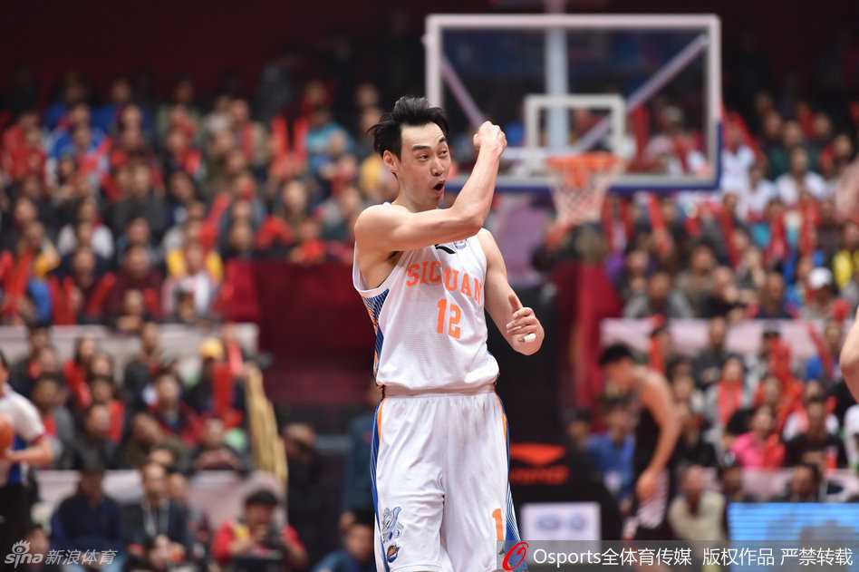 哈德森拼尽全力试图封盖哈达迪，但无奈身高差距明显