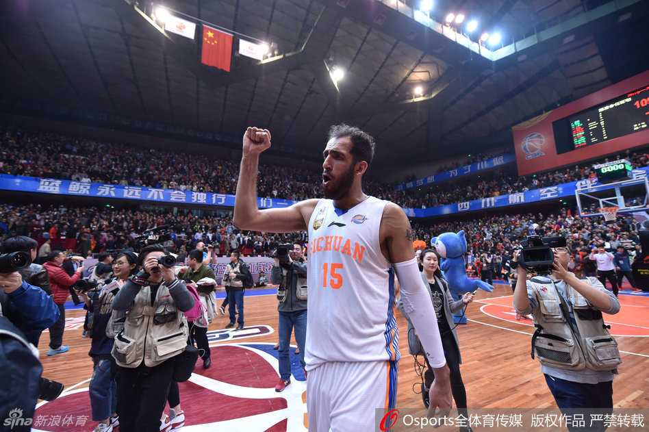 四川队球员贾诚高高跃起，与队友哈里斯用力击掌，脸上写满了兴奋与坚毅，这一击掌传递着全队必胜的信念。