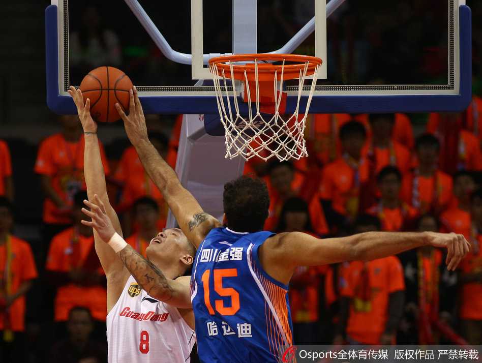 易建联在亚锦赛半决赛中面对哈达迪的防守，高高跃起上演势大力沉的单手暴扣，眼神中充满了杀气。