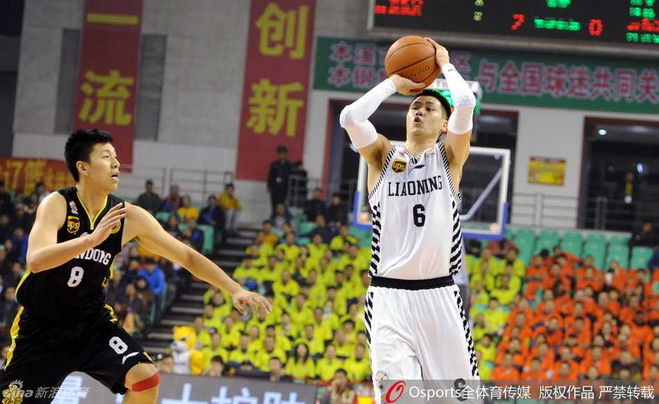 陶汉林面对韩德君的封盖强行上篮，两人肌肉紧绷，对抗激烈，充满了内线搏杀的原始张力。