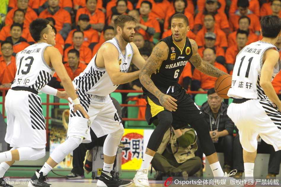 比斯利在双人包夹的缝隙中送出精妙传球，眼神凌厉，仿佛能洞察全场每一个队友的跑位。