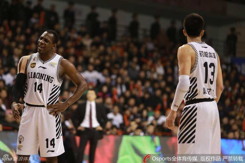 哈德森在三人包夹中强行突破，他紧咬牙关，青筋暴起，用身体扛着防守人杀向禁区，眼神中透露出杀神般的决绝，誓要一个人扛着球队前行。