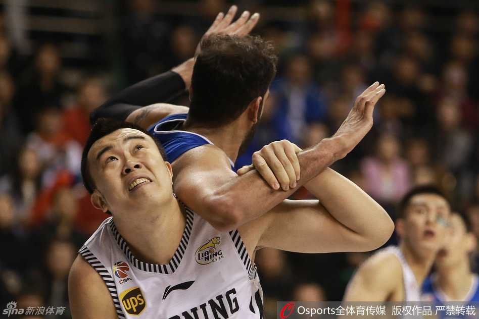 韩德君在篮下与哈达迪肌肉碰撞，他强行转身扛开防守，利用庞大的身躯挤出空间，尽管动作变形依然将球抛向篮筐，造成对方犯规，展现了中国力量的内线霸主风采。