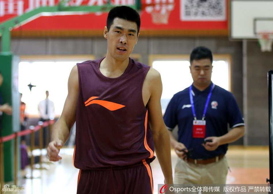 完成测试的孟达在场边接受媒体采访，湿透的头发贴在额头上，他对着镜头比划着，分享着自己通过测试的喜悦和夏训的艰苦。