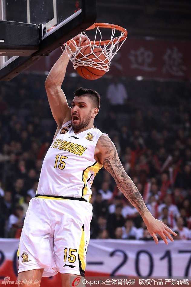 北控外援巴蒂斯塔像一辆重型坦克冲入禁区，他高高跃起，双手将球狠狠砸进篮筐，整个篮架都在他的暴力美学下颤抖。