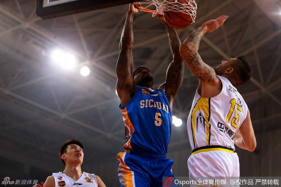 刘炜利用节奏变化撕开四川队防线，他迈着灵巧的步子直杀篮下，在对抗中保持身体平衡，用一记柔和的高抛上篮将球送入网窝。
