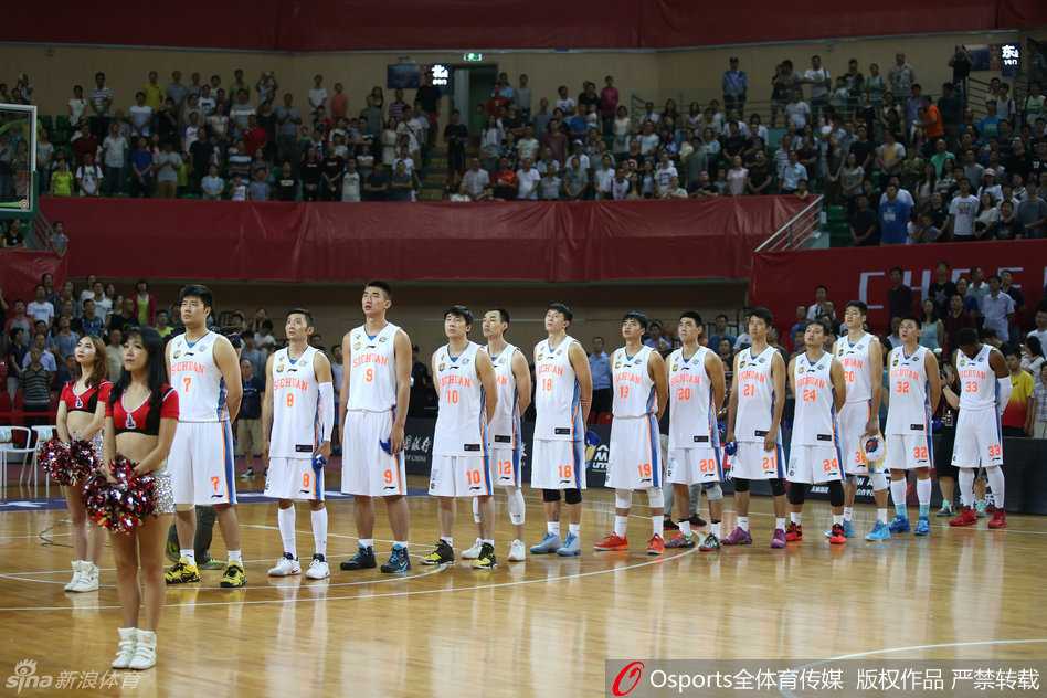 四川男篮全队严阵以待，熟悉的出场阵容在灯光下定格，即将迎接欧洲劲旅的严峻考验