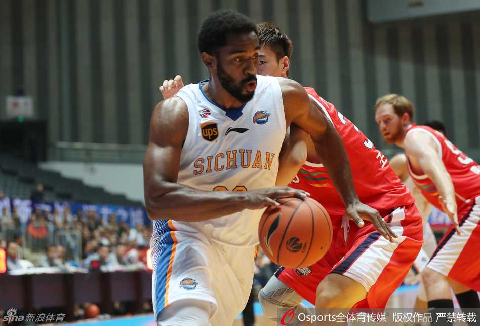 巴赫拉米与哈达迪在场边紧急交流，手指战术板，神情严肃地商讨如何应对场上局势