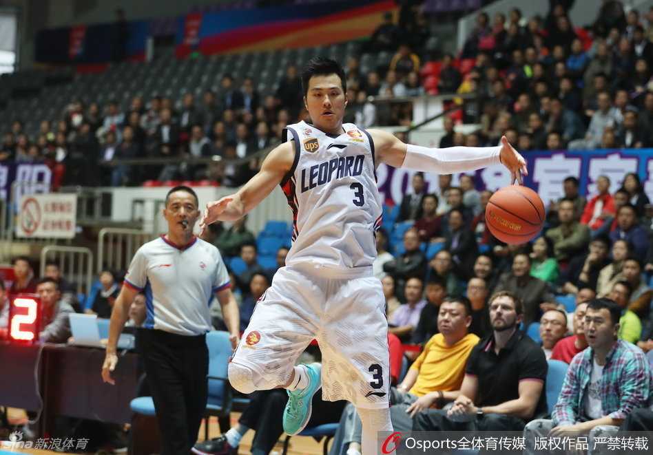 刘炜沉着控球，目光如炬地观察队友跑位，试图撕开对手防线