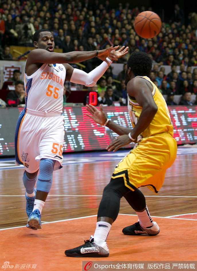 邓特蒙犹如一道白色闪电，运球过程中突然急停变向，眼神如刀锋般犀利，随时准备给对手致命一击。