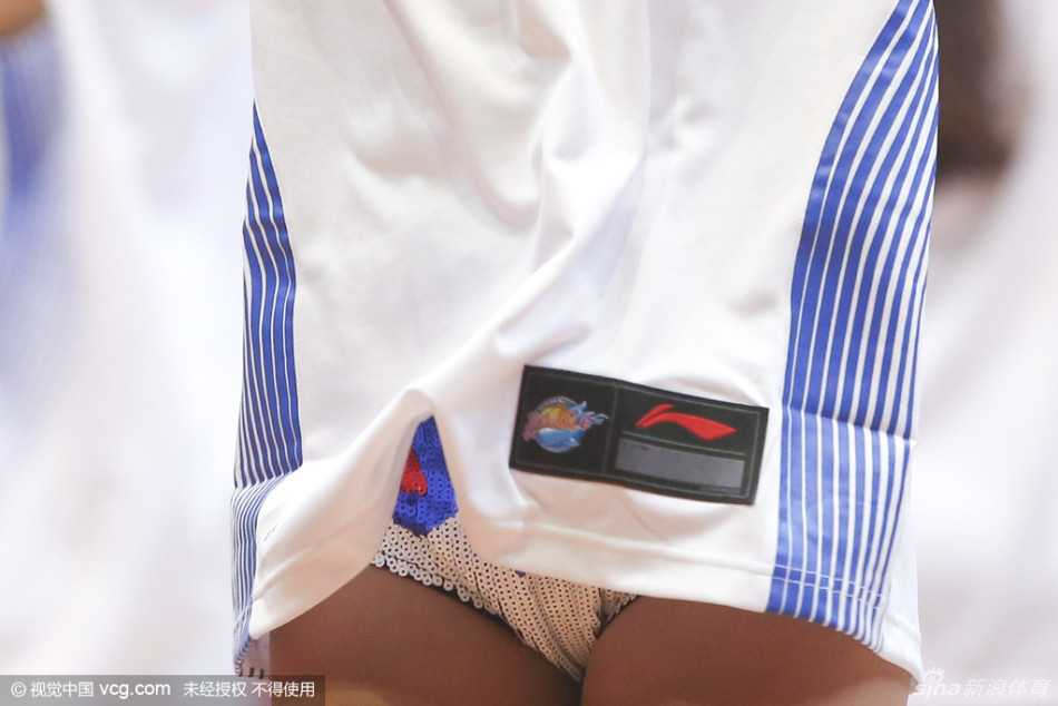 邓特蒙与对方防守球员双双向篮球飞扑而去，在地板上展开球权争夺战，狰狞的表情诠释了何为每球必争。