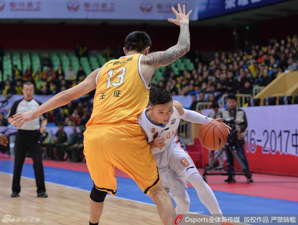 老将刘炜持球强行突破，他的身姿矫健如昔，用经验撕开广厦队的钢铁防线