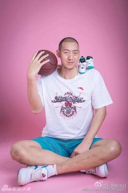 徐艳身穿优雅的孕妇长裙，孙明明在其身后轻抚爱妻孕肚，高大的身躯在爱人身边化作最坚实的依靠，画面定格在岁月静好的幸福瞬间。