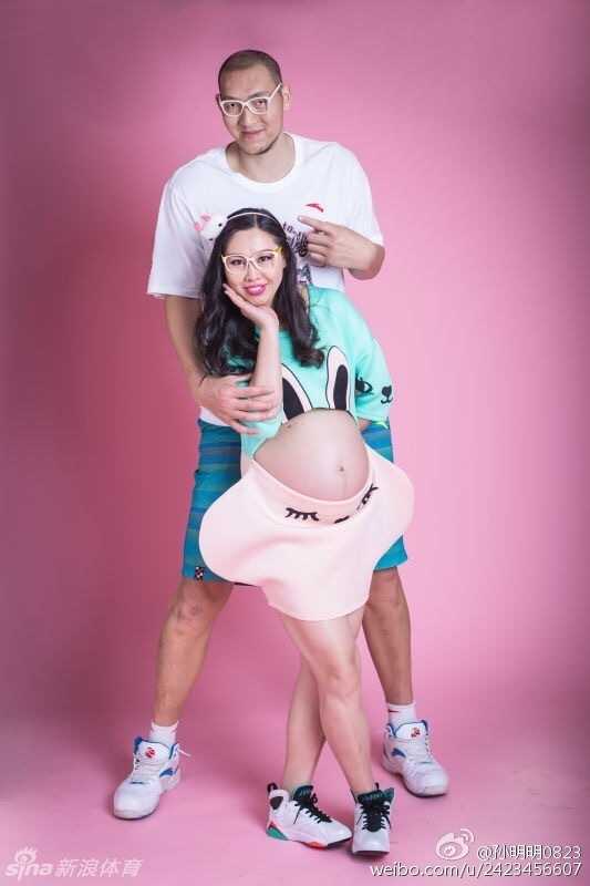 在这张黑白质感的写真中，夫妻二人深情凝望，孙明明宽阔的手掌轻放在妻子高高隆起的腹部，仿佛在感受着新生命的律动，传递出深沉的父爱与守护。