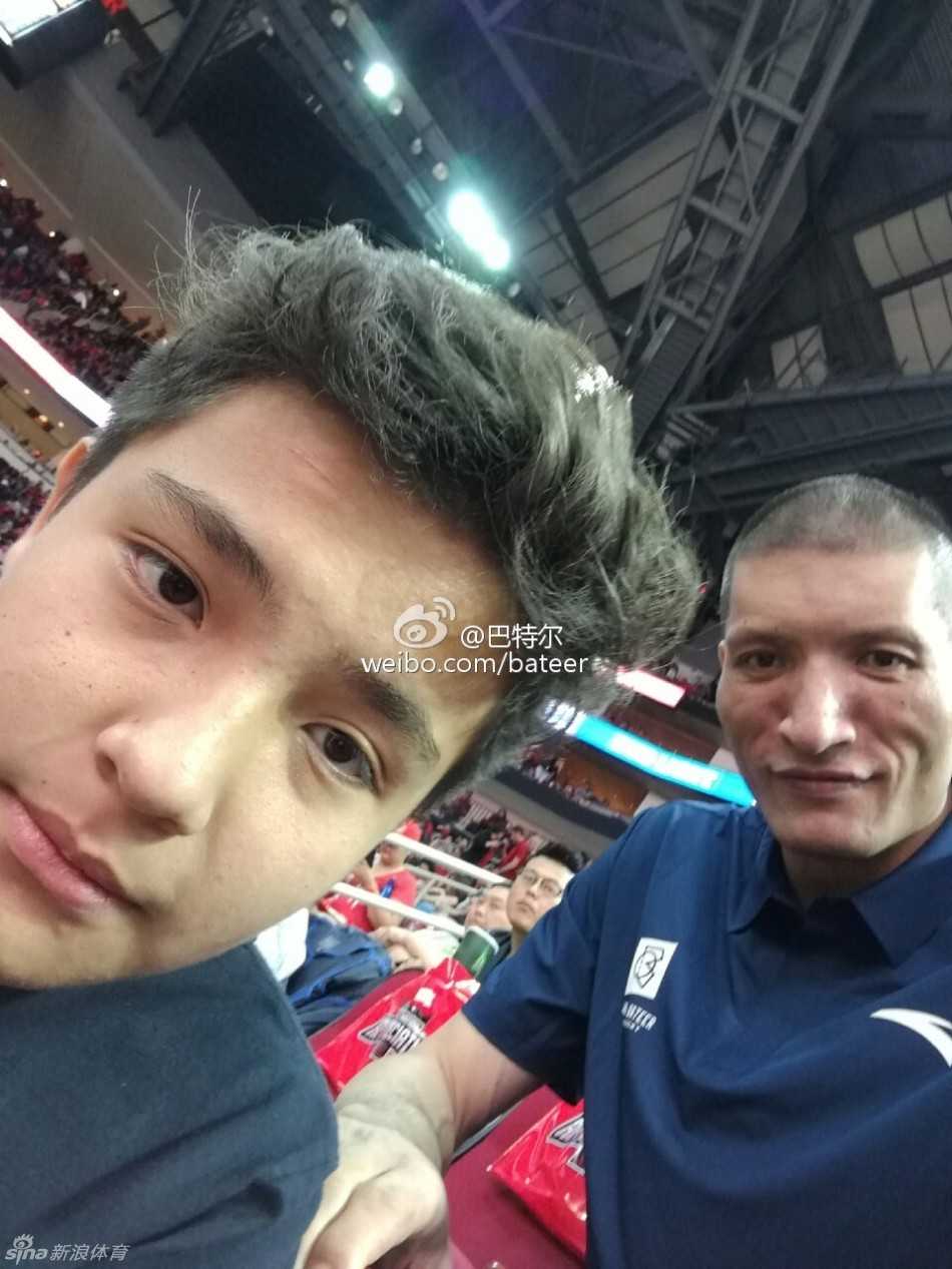 温情撑伞时刻，姚明与前队友王治郅在雨中共享一伞，“移动长城”间的这份惺惺相惜，写满了兄弟情谊与岁月静好。