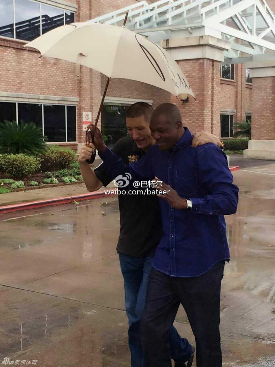 阳光明媚的郊外，姚明化身专属摄影师，专注地为爱子拍摄成长纪念照，举手投足间满是慈父的柔情与宠溺。