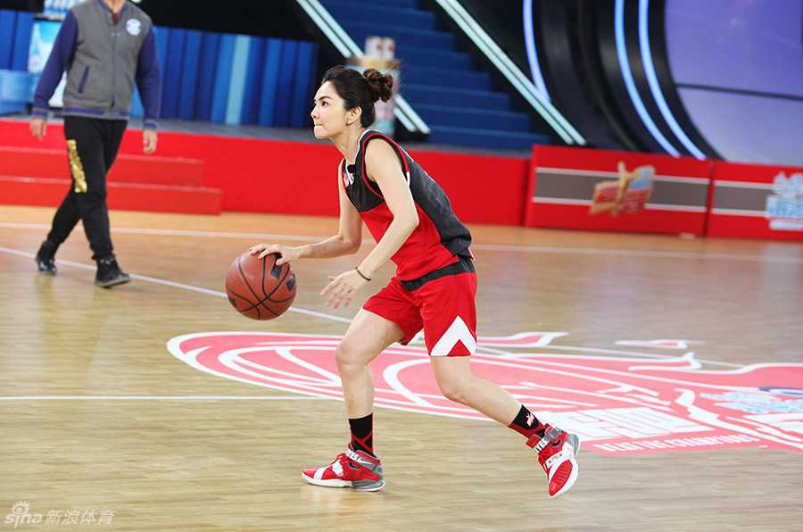 何炅站在两位篮球巨人麦迪与易建联中间，悬殊的身高差形成最萌对比，画面充满喜感