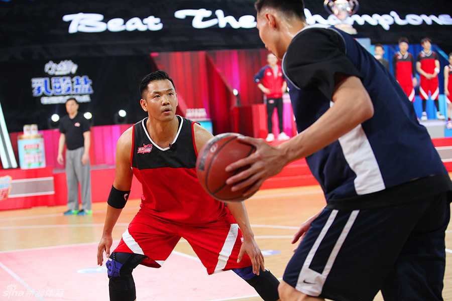 易建联将Ella扛在肩上让她扣篮，展现了暖男一面，Ella在空中兴奋尖叫