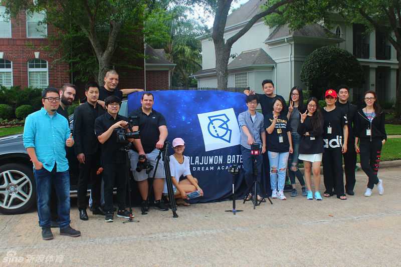 聚光灯下，巴特尔与节目团队及五位朝气蓬勃的篮球少年紧紧聚拢，在休斯敦的拍摄场地留下了一张气势十足的合影，象征着这段关于热爱与传承的旅程正式启航。