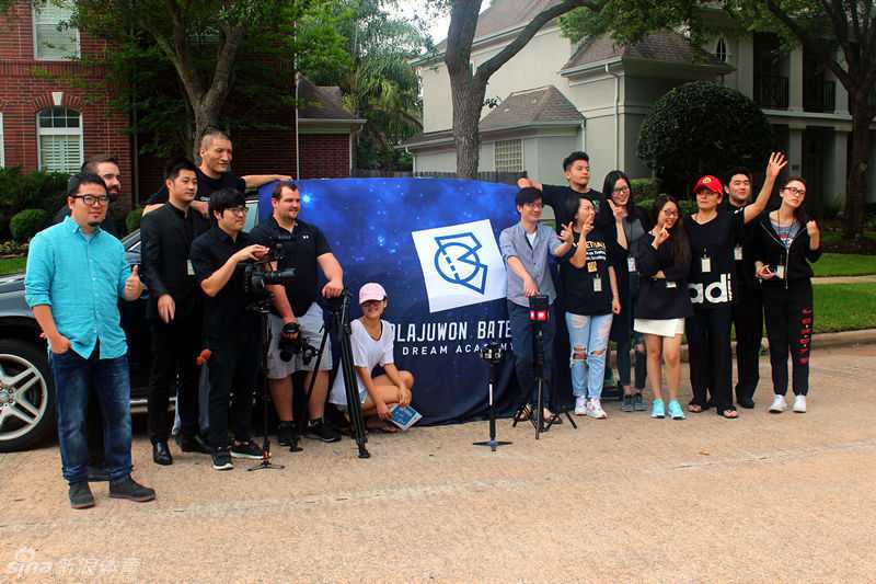 身穿简单T恤的巴特尔毫无明星架子，盘腿而坐，在休斯敦的球场边与年轻球员们围成一个圈，神情专注地探讨战术细节，思想的火花在言语间激烈碰撞。