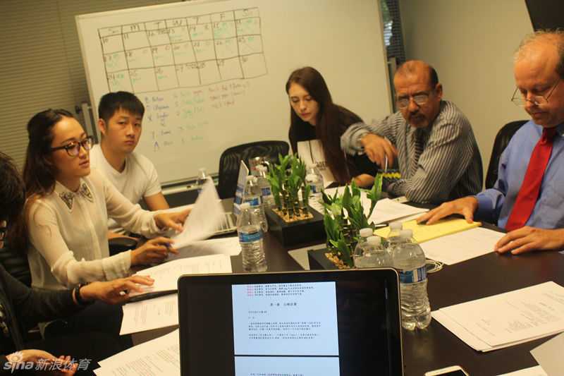 拍摄现场紧张而有序，多台专业摄像机从不同角度对准场内，捕捉着巴特尔教学的每一个瞬间，工作人员各司其职，共同打造这部开创性的VR篮球真人秀。