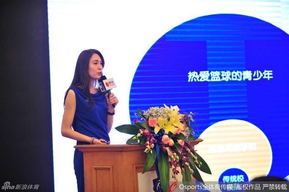 巴特尔侧身倾听嘉宾发言，面露专注神色，标志性的魁梧身材在会场灯光下显得格外沉稳可靠。