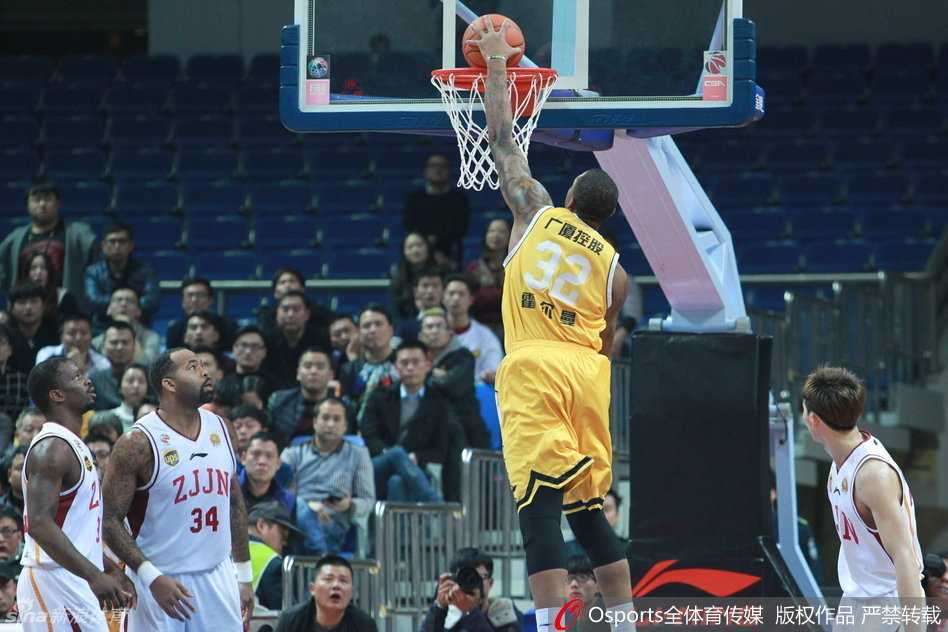 卡姆拉尼面对防守送出精妙击地传球，撕破对手防线