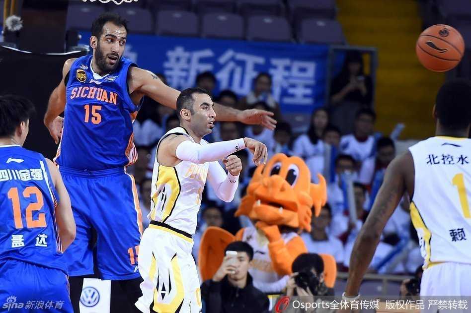 林志杰奋不顾身突破上篮后重心全失，即将狠狠倒地