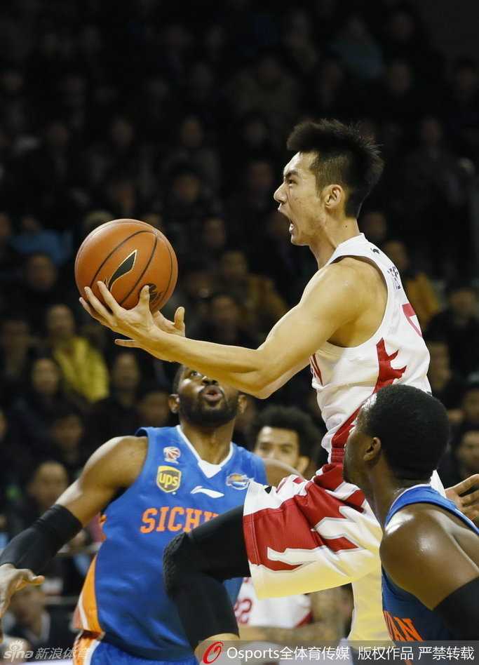 裁判鸣哨后，双方球员迅速围拢上前，情绪激动地对着裁判比划手势，试图解释场上的情况。