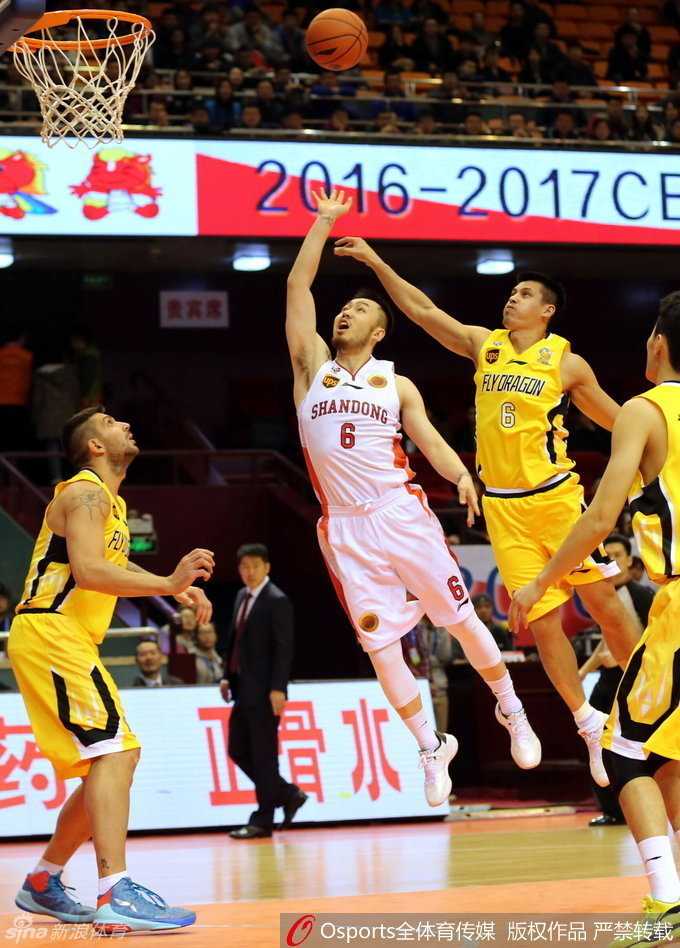 四川队核心哈达迪背身持球，巨大的身躯如同高塔一般，他在等待队友跑位后送出精妙传球。