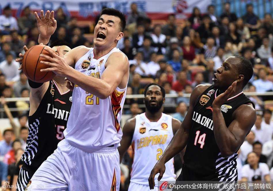 哈德森持球进攻，另一名辽宁队球员则远远地拉开空间，脸上带着一副事不惊的表情，仿佛在说：兄弟你手感这么烫，我可得离你们远点，别把防守人带过来，就看你的了。