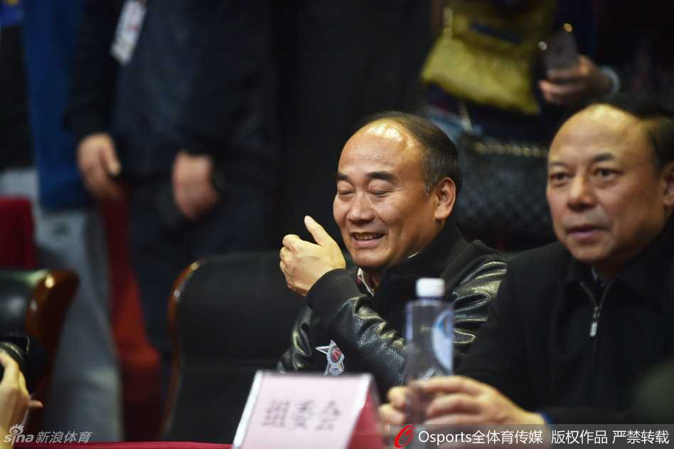 赛场中央，身披黄色冠军战袍的四川队员们紧紧相拥，金色的夺冠帽檐下是肆意绽放的笑脸，他们围成一圈，仿佛将整个赛季的拼搏与汗水都凝结在了这个属于英雄的圆圈里。