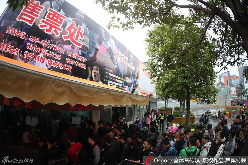 几位年轻女球迷在买到心仪的球票后，难掩激动之情，对着镜头比出胜利的手势，她们的笑脸和手中的球票一样灿烂夺目。